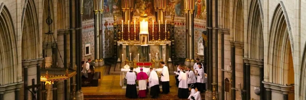 Kapłani z biskupem przy ołtarzu.